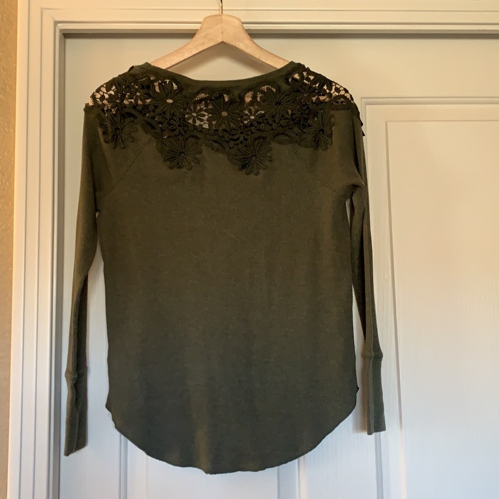 AE xs cute army green long sleeve with inset lace - Picture 6 of 11